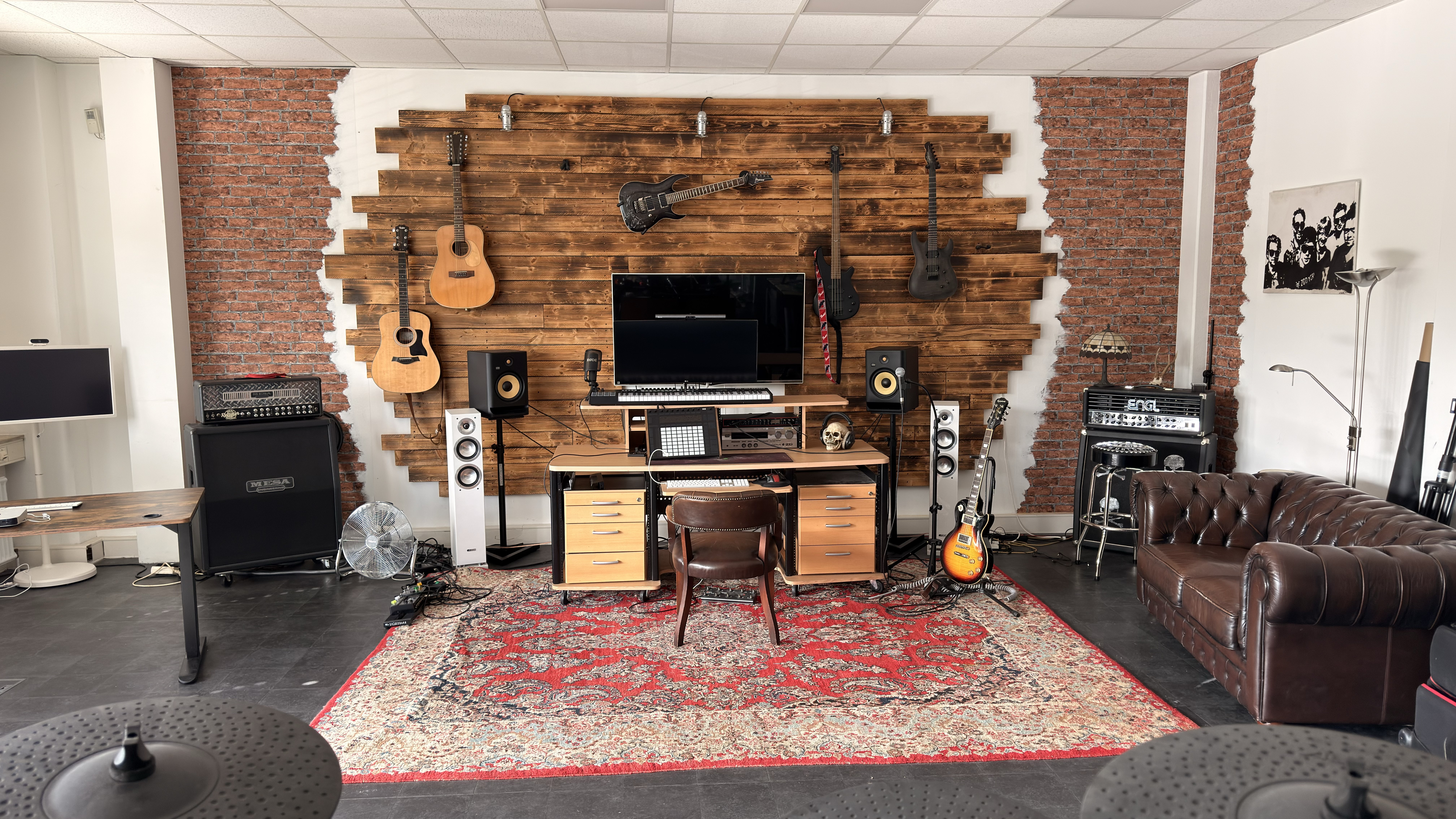 Proberaum und Tonstudio in Ratingen mit Gitarren und Production Desk